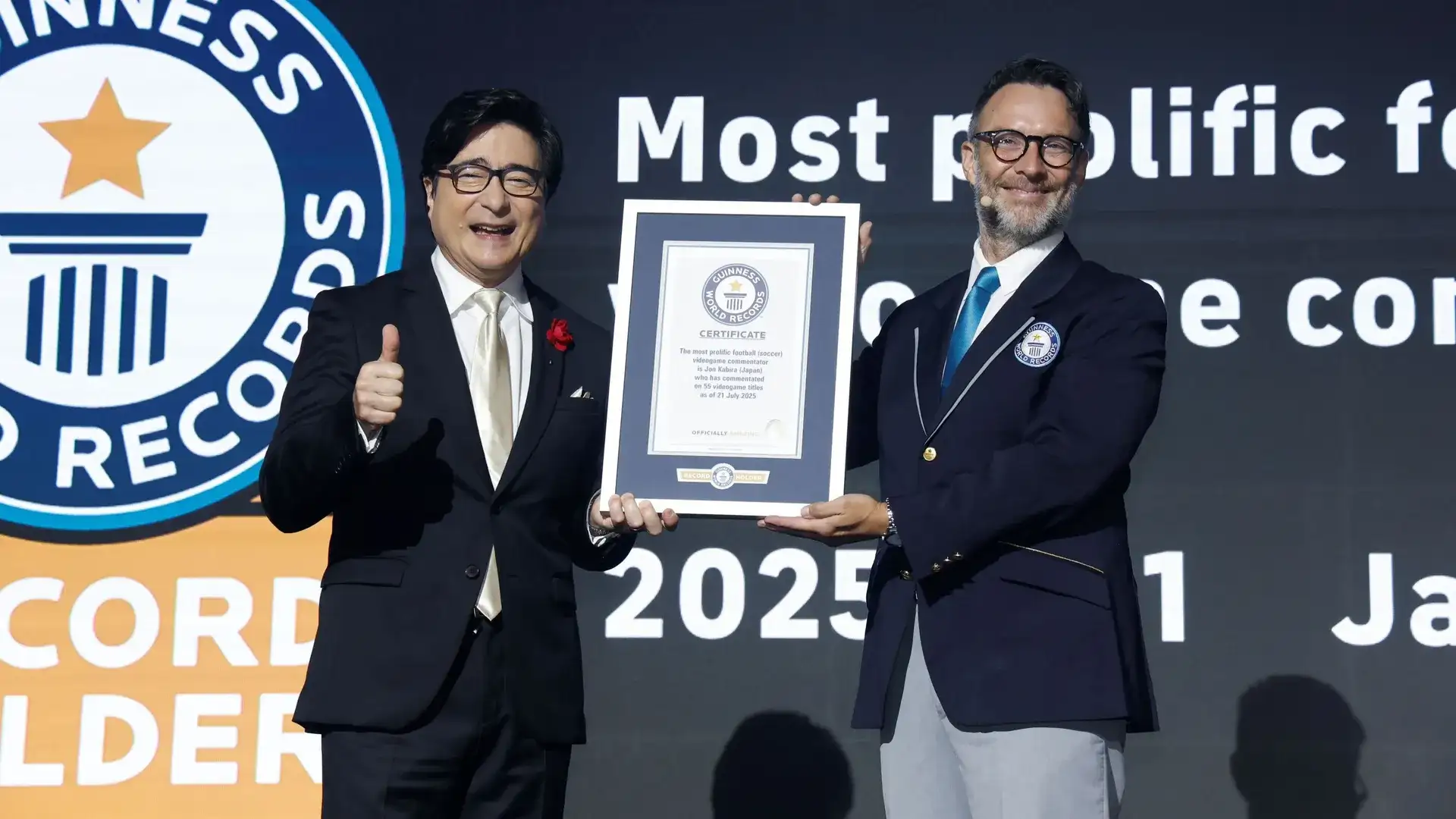 Jon Kabira entra para o Guinness como narrador mais prolífico de jogos de futebol