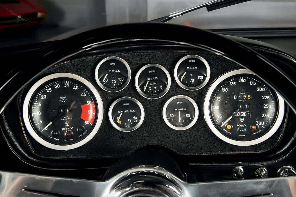 Por que os carros não exibem o nível de combustível em litros?
