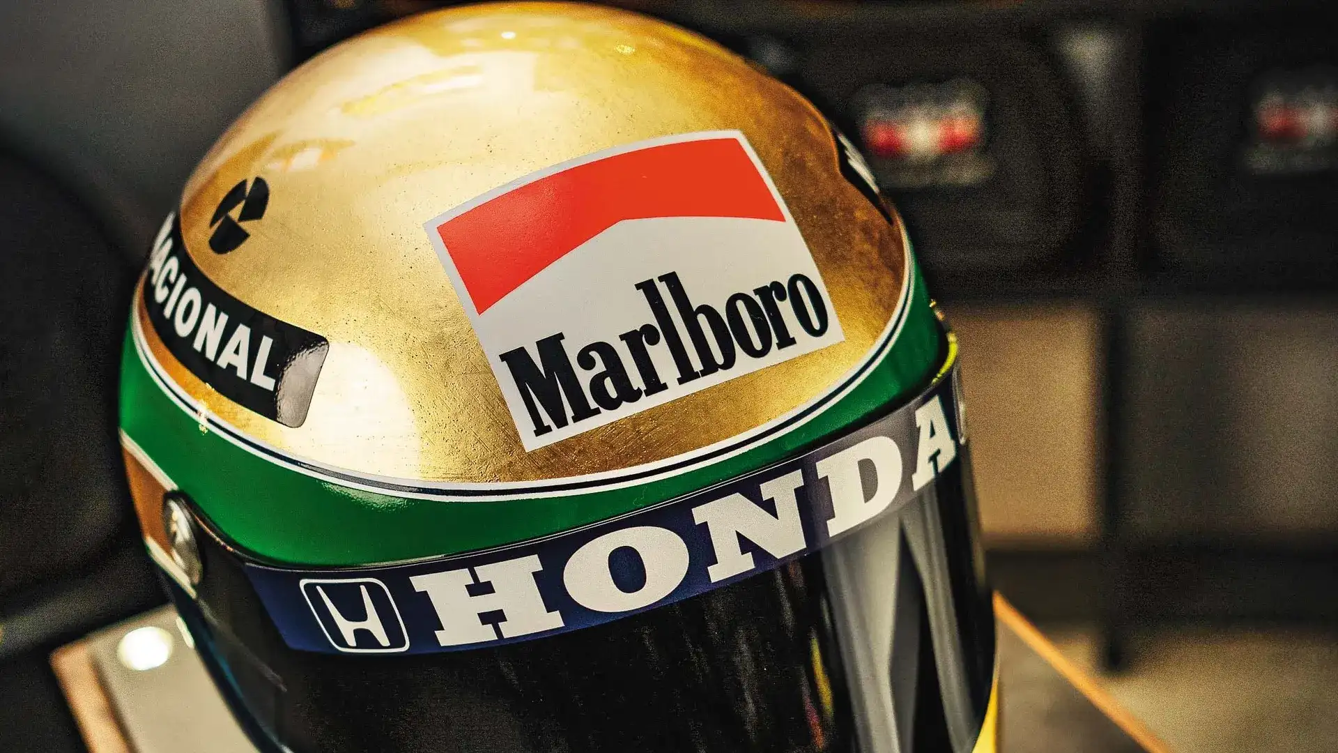 Capacete de Ayrton Senna folheado a ouro se torna item de colecionador