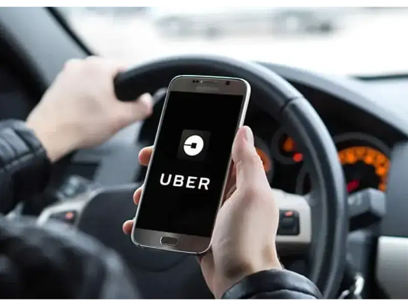 Homem-segurando-telefone-com-o-app-do-Uber