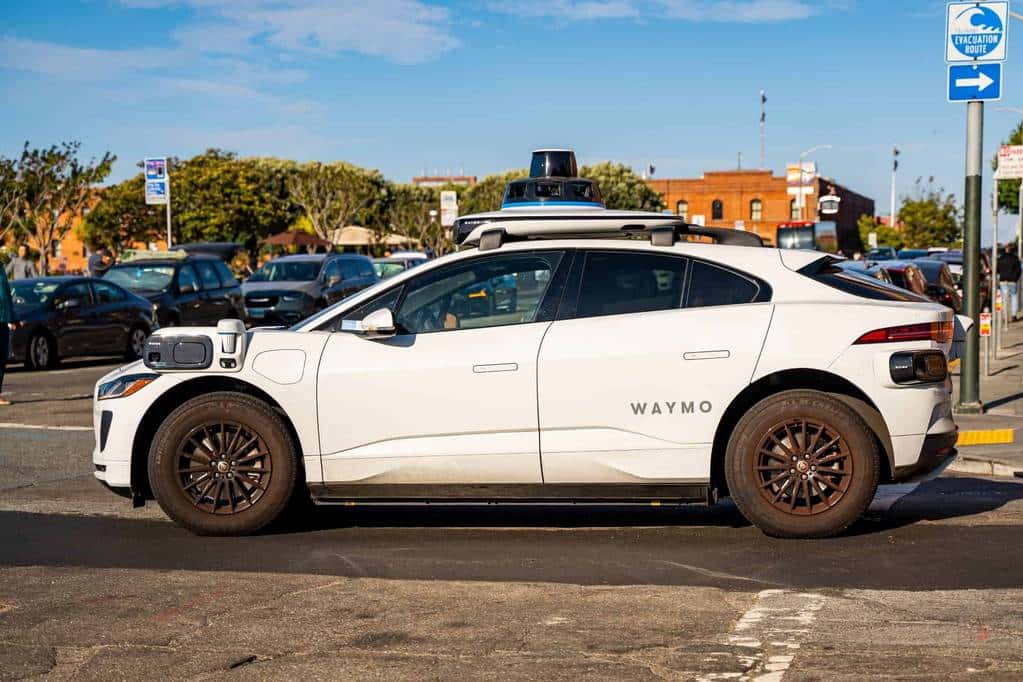 Waymo realiza recall de software após colisões com robotáxis