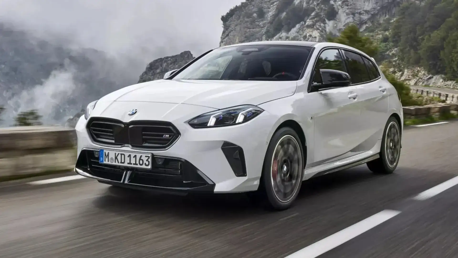 BMW M135 chega ao Brasil com 316 cv e tração integral